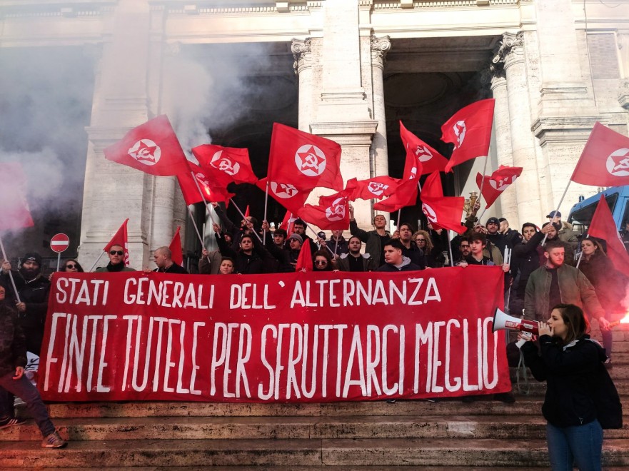 Roma, Contestazione agli Stati Generali dell'Alternanza. La contestazione organizzata dalla gioventù comunista agli Stati Generali dell'Alternanza Scuola-Lavoro". Dopo il corteo degli studenti di ieri, presidiato il Ministero dell'Istruzione a Viale Trastevere.